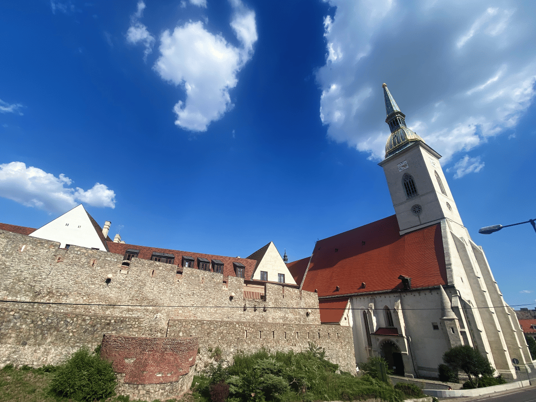 Dom und Stadtmauer Bratislava